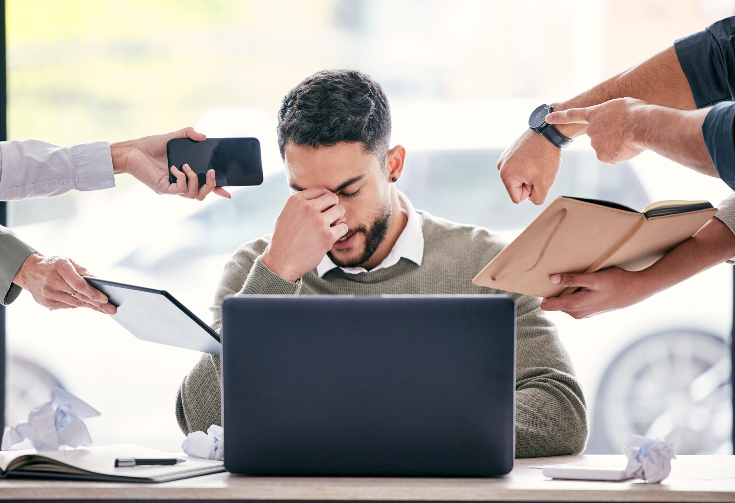 Stress, Kopfschmerzen und Chaos eines Geschäftsmannes