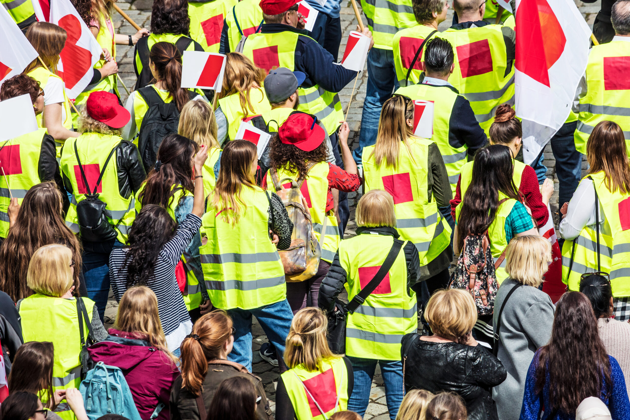 Menschen in gelben Westen streiken in Stadt