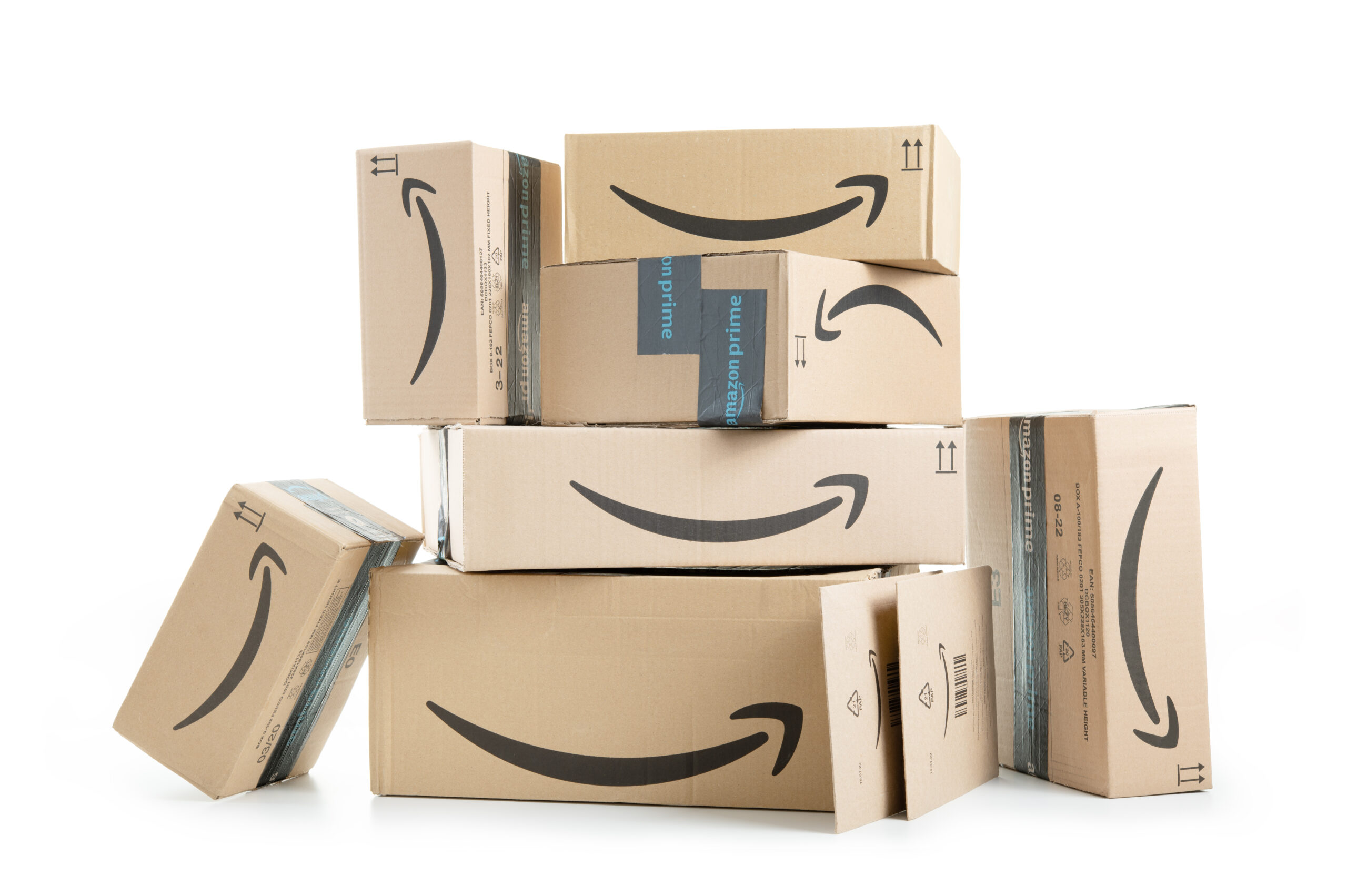 Amazon Prime Kartons gestapelt